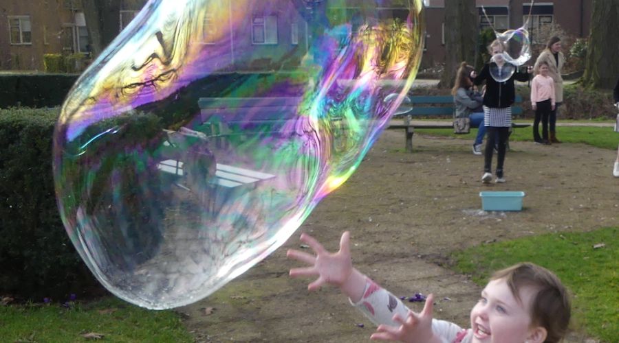 mooie zeepbel met kind