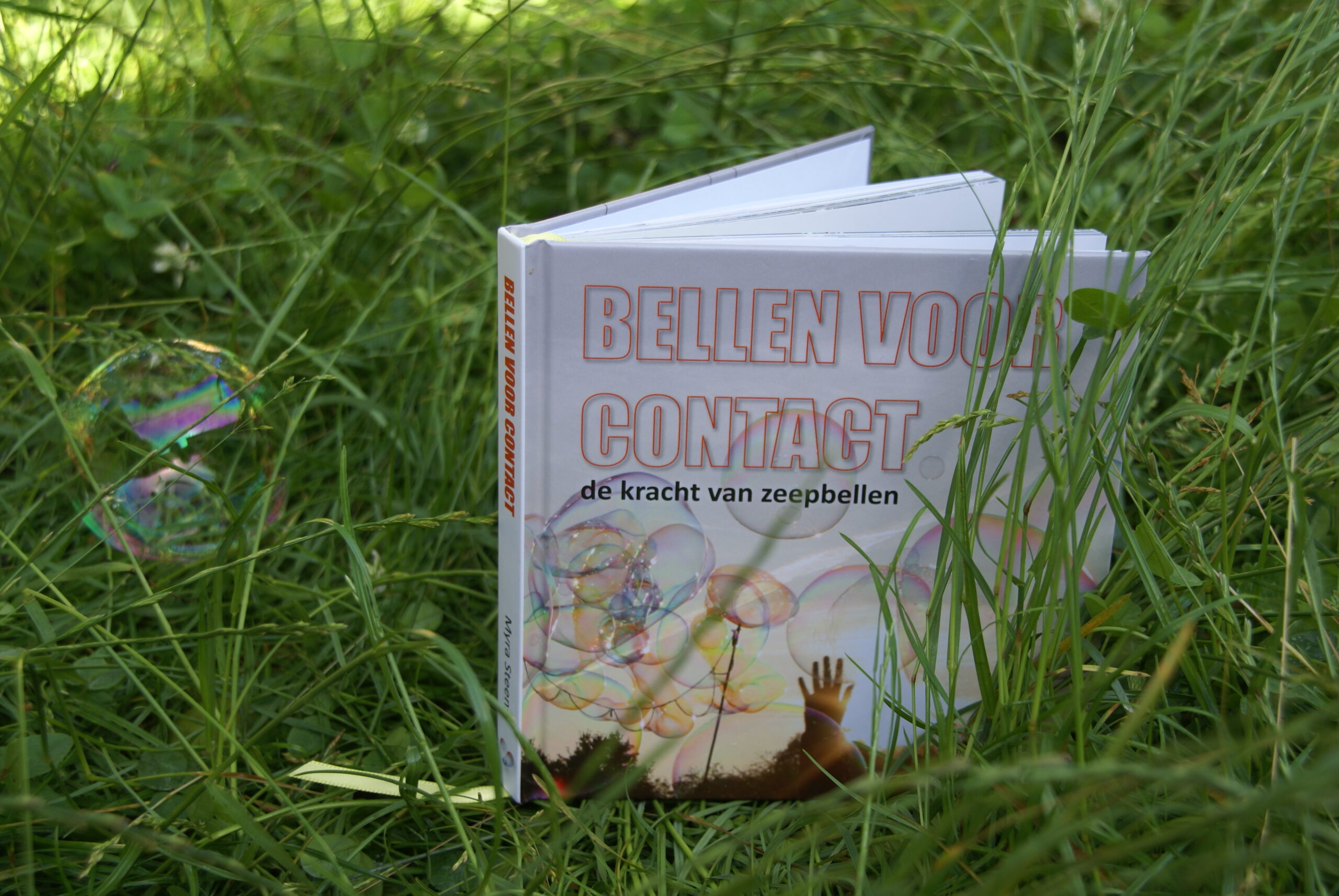 Boek Bellen voor Contact in het gras met zeepbel